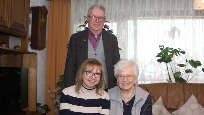 Bild: wro
Renate Sturm (vorne rechts) freute sich über die Glückwünsche zu ihrem 85. Geburtstag. Mit im Bild Tochter Daniela Bossert und Bürgermeister Toni Dutz.