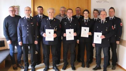 Bild: Feuerwehr Trevesen/exb
In der Jahreshauptversammlung ehrten die Verantwortlichen der Feuerwehr Trevesen langjährige Mitglieder.