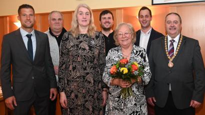Bild: gf
Blutspender werden geehrt und das Sitzungsgeld an den SkF übergeben (von links): Dritter Bürgermeister Dominik Obermeier, Gerhard Franz, Zweite Bürgermeisterin Susanne Lindner, Norbert Kohl, SkF-Vorsitzende Marianne Gutwein, BRK-Kreisgeschäftsführer Sebastian Schaller und Bürgermeister Peter Dotzler.