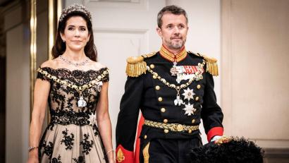 Bild: Mads Claus Rasmussen/Ritzau Scanpix/AP/dpa
Seit über zwanzig Jahren bestreiten Kronprinz Frederik von Dänemark und Kronprinzessin Mary das Leben gemeinsam. Mit der Krönung von Frederik beginnt für das Paar ein neues Kapitel.