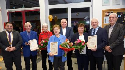 Bild: bkr
Bürgermeister Thomas Kaufmann (links) und Stellvertreter Josef Hecht (rechts) mit Wilhelm und Rosa König (ab Zweiter von links), Erna und Sohn Klaus Tretter sowie Gerlinde und Josef Prechtl.