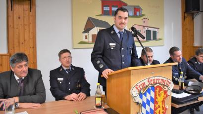 Bild: rgr
Jugendwart Marco Schiener (stehend) lobte die Jugendlichen bei der Jahreshauptversammlung.