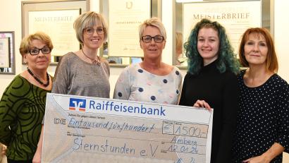 Bild: gf
Den Erlös seiner Weihnachtsbaum-Aktion, 1500 Euro, spendete der Salon Christl für die Aktion Sternstunden (von links): Christl Flierl, Anna Wurzer, Michaela Wittl, Nele Hempel und Karin Frings.