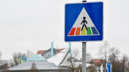 Bild: Petra Hartl
Der Regenbogen gilt als Symbol für Hoffnung, Frieden und Vielfalt. Seinen Farben ist ein eigenes Schild gewidmet.