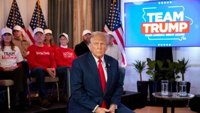 Bild: Andrew Harnik/AP/dpa
Der frühere US-Präsident und republikanische Präsidentschaftskandidat Donald Trump nimmt an einer virtuellen Kundgebung in Iowa teil.