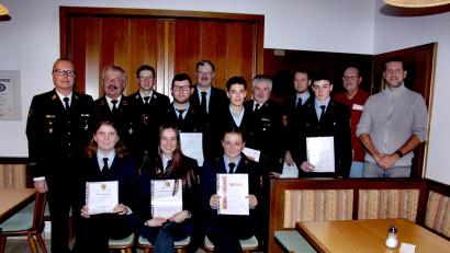 Bild: ds
Ehrungen bei der Feuerwehr Kirchenreinbach: (stehend, von links) Kreisbrandrat Christof Strobl, Ehrenkreisbrandrat Fredi Weiß, Kreisbrandmeister Norbert Sperber, Kommandant Lukas Renner, Vorsitzender Günther Renner, Moritz Probst, Kreisbrandinspektor Hans Sperber, Thomas Schmidt, Julian Sperber, Bernhard Janker und Bürgermeister Roman Berr; (sitzend, von links) Annalena Vomasta, Simone Ertel und Selina Sperber.