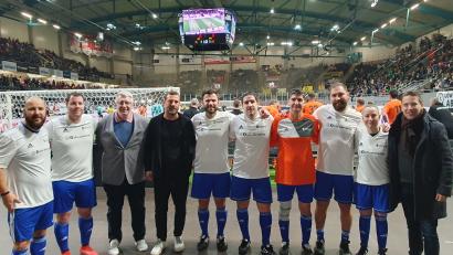 Bild: mr
Trainer Markus Weinzierl (Vierter von links) und Delegationsleiter Thomas Graml (Dritter von links) mit den Kickern aus der Region: (von links) Rüdiger Reiche, Bastian Lobinger, Sebastian Weih, Christian Zechmann, Reiner Ullmann, Ronny Tölzer und Marie Söllner. Auch BFV-Präsident Christoph Kern (rechts) war in Regensburg dabei.