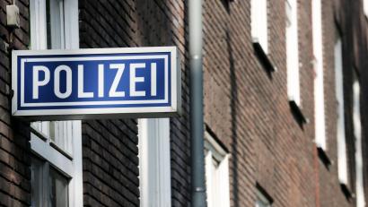 Bild: Roland Weihrauch/dpa/Symbolbild
Ein Schild mit der Aufschrift „Polizei“ hängt an einem Polizeipräsidium.