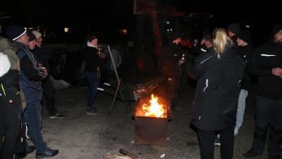 Bild: sne
Bei klirrender Kälte kamen Bauern und Sympathisanten am Feuer ins Gespräch.