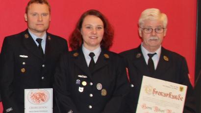 Bild: fks/exb
Daniel Grünbauer (links) ist neuer Vorsitzender der Feuerwehr Erbendorf, unterstützt wird er von Zweiter Vorsitzender Anna Linkel. Albert Vollath (rechts) ist nun Ehrenvorsitzender.