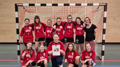 Bild: lis
Für das Herzog-Christian-August Gymnasium dabei: (stehend, von links) Julia Windl, Anna Müller, Laura Übler, Nina Kinscher, Hanna Weidinger, Sarah Mauritz, Betreuerin Lisa Steiner, (knieend, von links) Lisa Belinski, Ronja Richter, Veronika Meißner (Tor), Lisa Lehnerer und Leonor Übler.