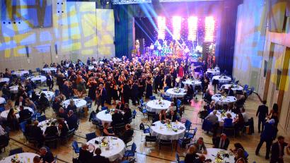 Bild: Kunz
Die Max-Reger-Halle strahlt für die Hunderten Gäste beim Stadtball.