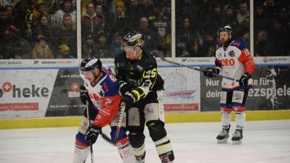 Bild: Andreas Brückmann
Felix Köbele (Mitte/Szene aus dem Freitagspiel gegen Dorfen) und der ERSC verloren am Sonntag in Geretsried. Damit ist die Siegesserie gerissen.