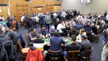 Bild: csk
Das Pokerturnier in Etzelwang ist beliebt, weil es bei lockerer Atmosphäre dennoch sehr professionell zur Sache geht.