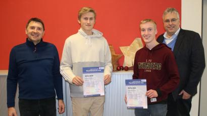 Bild: Manuela Borkowski/exb
Die erfolgreichen Gymnasiasten Leonhard Großkopf (Zweiter von links) und Lukas Fleischhauer (Zweiter von rechts) bei ihrer Ehrung mit Physiklehrer Thomas Hellerl (links) und Schulleiter Joachim Zembsch (rechts).