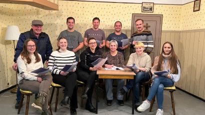 Bild: ror
Proben und üben, auswendig lernen und die Szenen einüben, das gilt ab sofort für die Laiendarsteller des Muglhofer Theatervereins um Regisseur Hans Gösl (mit Mütze) und Vorsitzenden Franz Voith (stehend, rechts).