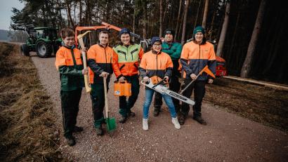 Bild: Firma Rester Landtechnik
Hier wird angepackt: Ein Teil des engagierten Teams der Firma Rester Landtechnik zeigt, wie’s geht.