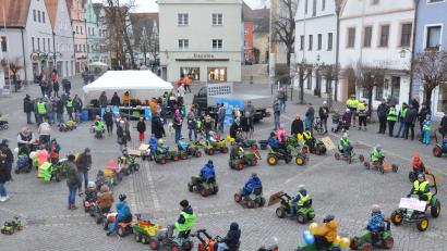 Bild: Kunz
Der Kinderbulldog-Konvoi fährt am Samstag durch die Fußgängerzone.
