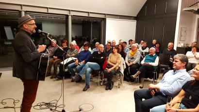 Bild: lg
Die Gäste im Museum erleben Hubert Treml als Mundartdichter und Musikkabarettist, der bei seinem Programm zum Mitmachen auffordert. Die Besucher lassen sich nicht zweimal bitten.