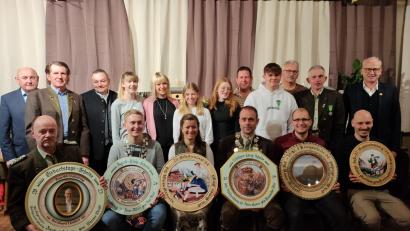 Bild: ufh
Der Schützenverein Edelweiß Süß ehrt (vorn, von links) als Gewinner der Geburtstagsscheibe Schützenmeister Werner Wendl, Jugendkönig Timo Meier, stellvertretend Manuela Weiß für die Schützenliesl Birgit Simon, Schützenkönig Alexander Rösl, den Gewinner der Heiligdreikönig-Scheibe Michael Bauer sowie den Gemeindekönig Armin Gallesdörfer. Mit den Würdenträgern freuen sich (hintere Reih) der Vorsitzenden des Kulturausschusses Georg Götz (links), Vizepräsident Josef Diertl (Dritter von ,links) und Bürgermeister Bernhard Lindner (rechts).