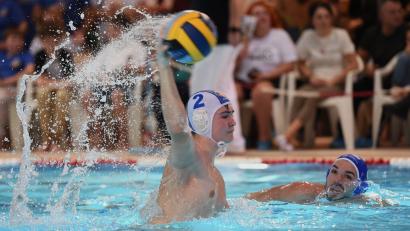 Archivbild: G. Büttner
Paul Winter in Aktion: Die Wasserballer des SV Weiden unterlagen in Ludwigshafen mit 14:16.