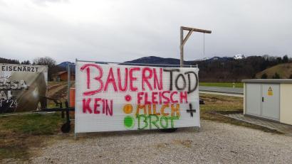 Symbolbild: Hallweger/NEWS5/dpa
Ein Galgen steht hinter einem Protestplakat „Bauerntod kein Fleisch, Milch, Brot“.