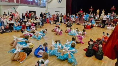 Bild: Wiesgickl/exb
Beim ersten Kinderfasching in Nabburg wird viel getanzt, wie zum Beispiel die Robbe.