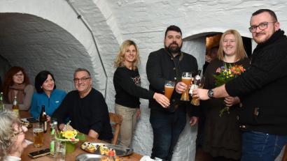Bild: Stephan Huber
Bei der CSU-Wahlparty im Fuchsbeck-Gewölbekeller herrschte Feierlaune: Wahlsieger Stefan Frank (Dritter von rechts) stößt mit seiner Freundin Katja Reif (Zweite von rechts), Fraktionschef Patrick Fröhlich und dessen Frau Eva an. Zur Party waren auch Landrat Richard Reisinger, Abgeordneter Harald Schwartz, CSU-Stadt- und Kreisräte sowie mehrere Bürgermeister umliegender Gemeinden gekommen.