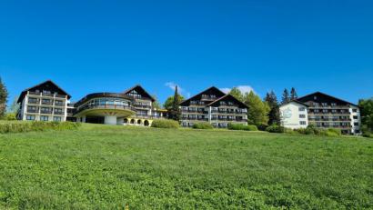 Bild: rw
Das Gelände des Steinwaldhauses in Pfaben bei Erbendorf hat eine Gesamtfläche von 22.769 Quadratmetern. Es bietet 64 Hotelzimmer und 31 Ferienwohnungen.