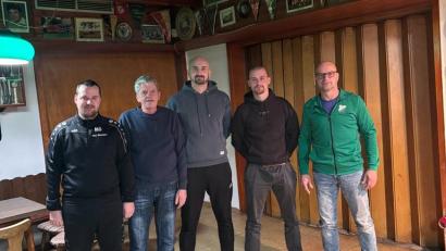 Bild: TSV Neudorf
Der TSV Neudorf baut auf ein Trainertrio: (von links) Betreuer Markus Grünbauer, Bernd Tausche, Trainer Maximilian Kurzwart, Neu-Trainer Daniel Deyerl und TSV-Vorsitzender Richard Zeiler.