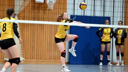 Archivbild: Hubert Ziegler
Lisa Kölbel bei der Ballannahme: Die Volleyballerinnen des SV Hahnbach verloren in Eiselfing glatt mit 0:3.