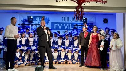 Bild: Stefanie Gradl
Ein farbenfrohes Bild präsentieren die Akteure auf der Bühne (von links): Moderator Jonny Rumpler, Bürgermeister Hans-Martin Schertl, Prinz Stefan I. und Prinzessin Johanna I. sowie das Kinderprinzenpaar Basti I. und Emma I. Im Hintergrund die 46 Gardemädchen des FV Vilseck.
