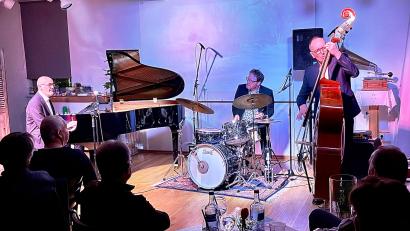 Bild: Krones
Beim Konzert in der Kulturscheune Elbart begeisterten (von links) Frank Muschalle, Dirk Engelmeyer und Matthias Klüter.