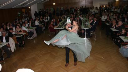 Bild: sne
Prinz Patrick I. trug seine Prinzessin Stefanie I. auf Händen durch den Saal.