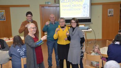 Bild: dob
Beim Mitarbeiterdankabend der Evangelischen Kirchengemeinde wurde nicht nur das Miteinander demonstriert, sondern auch viel Fröhlichkeit auf allen Ebenen. Pfarrerin Carmen Riebl (rechts) kann sich auf ihre Helfer verlassen.