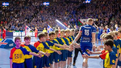 Bild: Günter Uschold
Die Jungs und Lina Most vom HV Oberviechtach beim Einlauf der isländischen Handballnationalmannschaft in die Münchener Olympiahalle. Auch leo (Sieber von links) und sein Zwillingsbruder Emil (Neunter von links) sind voll bei der Sache.