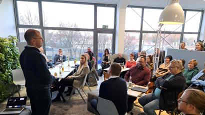 Bild: Co-Working-Space Kemnath/exb
Das Netzwerk Schule und Wirtschaft informierte sich im Co-Working-Space in Kemnath über KI.