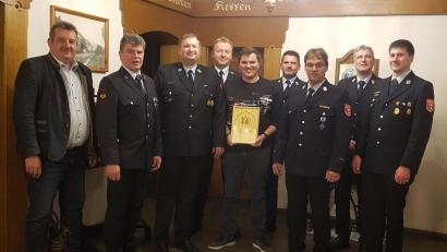 Bild: Feuerwehr Schönsee/exb
Die Führungsspitze der Feuerwehr kann mit den Leistungen zufrieden sein. Auch Bürgermeister Reinhard Kreuzer sagt die weitere Unterstützung der Stadt zu. Eine Urkunde gibt es für Maximilian Meier für sein Engagement in der Jugendfeuerwehr.