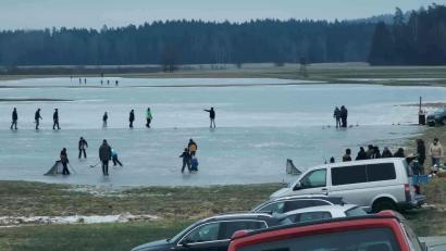 Bild: gz
Auf der Eisfläche auf den Pfrentschweiherwiesen drehten Wintersportler auf Kufen Runden, andere trafen sich zum Eishockey, zum Eisstockschießen oder zum Picknick.