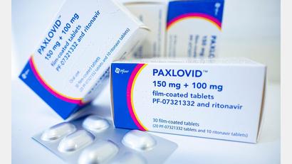 Bild: Fabian Sommer/dpa
Mehrere Apotheken werden verdächtigt, das Corona-Medikament Paxlovid illegal weiterverkauft zu haben.