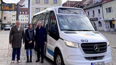 Bild: Stadt Auerbach/exb
Ein barrierefrei zugänglicher 16-Sitzer-Bus wird die neue Linie 431 befahren, erklären (von links) Günter Cermak und Anja Hackenberg vom Busunternehmen Cermak und Bürgermeister Joachim Neuß.