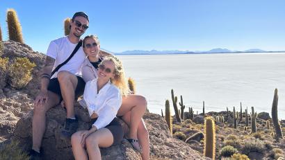 Bild: world.wide.nomads/exb
Bester Stimmung in der Atacama-Wüste in Chile: Michael Helgert aus Weiden und seine Begleiterinnen Magdalena Herzing und Sandra Ebner (von links) erkunden derzeit Südamerika.