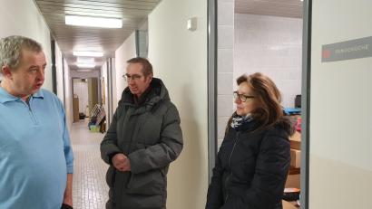 Bild: Lowak
Kurz vor der Eröffnung der neuen Räume von Space-Eye in Neustadt/WN gibt es noch viel zu tun: Andreas Lehner (von links) mit Dr. Erich Vettori und Elisabeth Lehner.