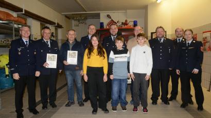 Bild: bey
Bürgermeister Reinhard Sollfrank (links) freut sich über die Ernennung von Herrmann Sellmeyer zum Ehrenvorstand und von Georg Hösl zum Ehrenmitglied der Feuerwehr Hammerles. Neu aufgenommen wurden Katharina Scheidler, Louis Bösl und Markus Scheidler (vordere Reihe, von links).