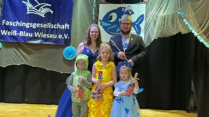 Bild: FG Wiesau/exb
Bei der Maskenprämierung zeichnete Weiß-Blau Wiesau Lenz als Schildkröte, Glitzerfee Luisa und Mina als Prinzessin Belle aus.