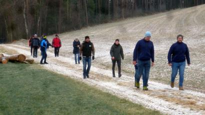 Bild: mad
Mütze auf und los: Der Wandergruppe bei Grasdorf gefällt der gemeinsame Ausflug.