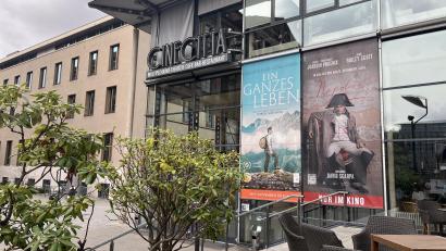 Bild: Dominik Mark
Filmbanner schmücken den Eingang zum größten Kino in ganz Bayern: dem Cinecitta in Nürnberg.