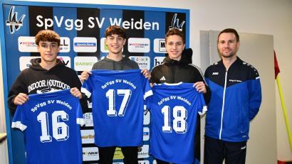 Bild: Nachtigall
Die Neuen der U17 der SpVgg SV Weiden: Nico Braunschläger, Caner Gmüsbas und Patrick Gleißner (von links) zusammen mit NLZ-Leiter Christian Most.