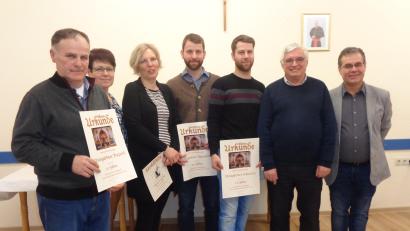 Bild: Mösbauer/exb
Kirchenpfleger Michael Brandl und Pfarrer Eugen Wismeth (von rechts) ehrten Sebastian Weingärtner, Maximilian Weingärtner, Claudia Maier, Karin Held und Rupert Weingärtner für ihre Verdienste in der Expositur.