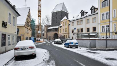 Bild: Stephan Huber
Die Ziegelgasse in Amberg. Der große Kran links soll abgebaut werden und ein kleiner Kran soll diesen ersetzen. Dafür muss die Ziegelgasse nun am 31. Januar und 1. Februar gesperrt werden.